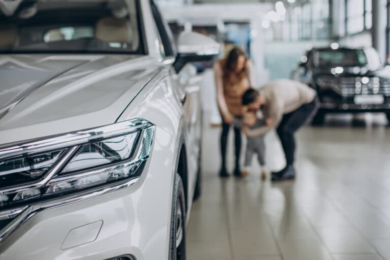 Rodina pri výbere vozidla v autosalóne